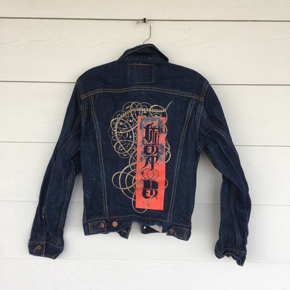 Dark Wash Levi with Graphic Print - Picture 4 of 7